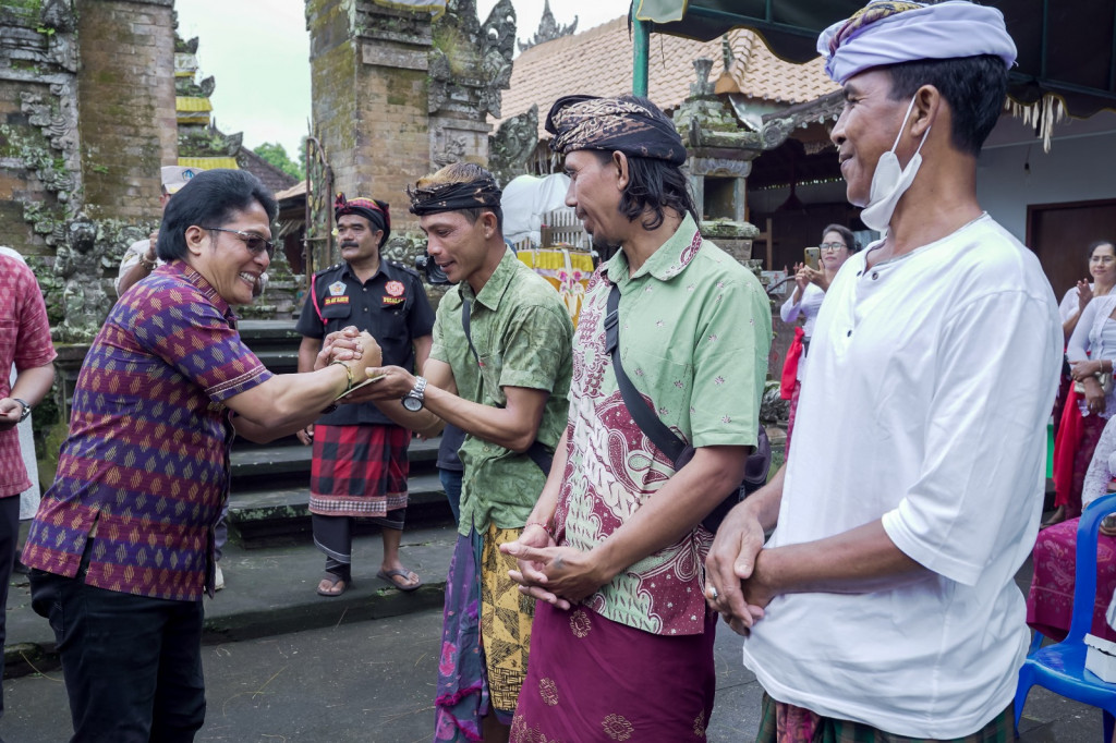 Bupati Giri Prasta Salurkan Bantuan 2.9 M Untuk Recovery Bencana